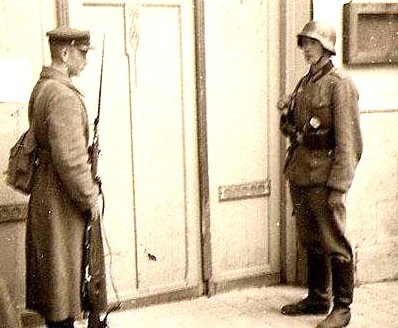 soviet_nazi_soldiers.jpg